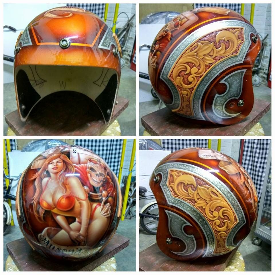 Helm kustom airbrush dengan motif ukir logam dan pin-up