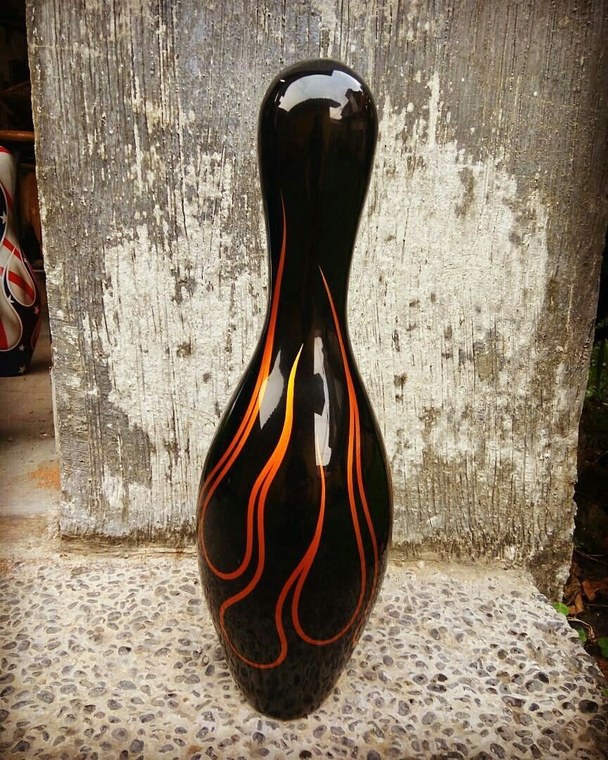 Objek pin bowling hitam dengan pinstripe api tangan